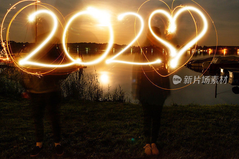 一对夫妇在湖前面的闪光2020 -模糊的运动